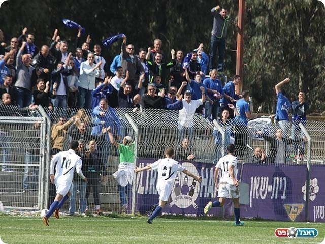 שחקני בית שאן יחד עם האוהדים (שלומי גבאי)